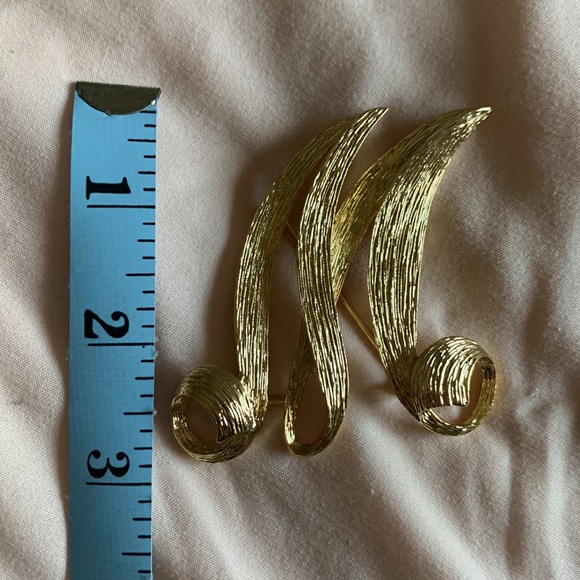 Beautiful Initial “M” Textured Script Broach - Picture 5 of 6